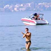 K�piel w jeziorze Genewskim przy campingu Les Grangettes